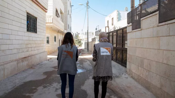 Zwei Frauen laufen durch die Straßen in JWG