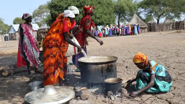 Frauen in Afrika am Kochen