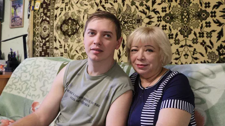 Familie, die Bargeldhilfe erhält