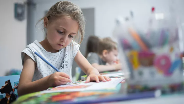 Ukrainisches Mädchen an der Schulbank