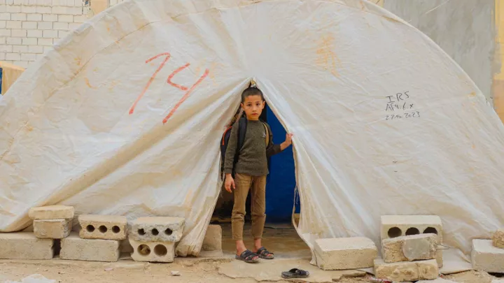 Syrischer Junge in einem Geflüchtetenlager