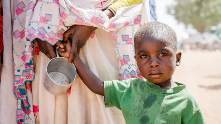 Mutter und Kind auf der Flucht