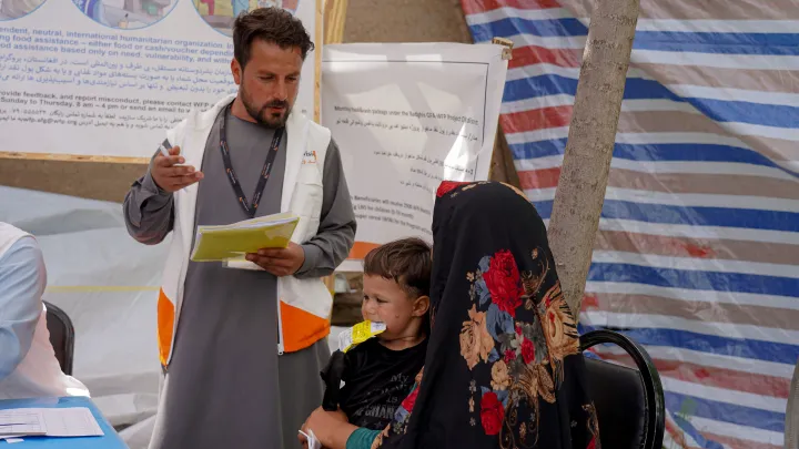 Tausende Afghanen verlassen täglich den Iran. World Vision unterstützt die Vertriebenen.