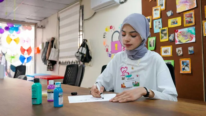 Syrisches Mädchen in einer Bildungseinrichtung