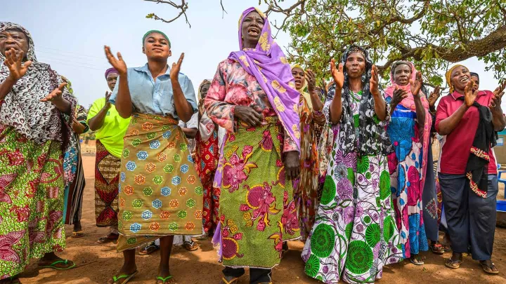 Frauen in Ghana feiern zusammen