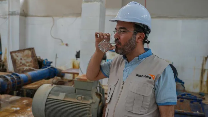 Mann trinkt gereinigtes Wasser