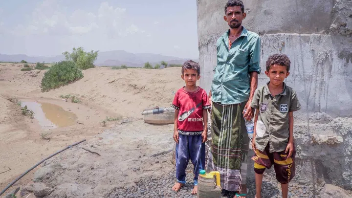 Vater mit zwei Kindern im Jemen