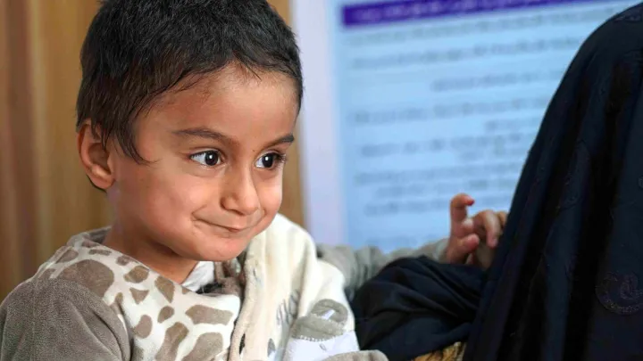 Ein vierjähriger Junge aus Afghanistan wird in einer Klinik von World Vision gegen schwere akute Unterernährung behandelt.