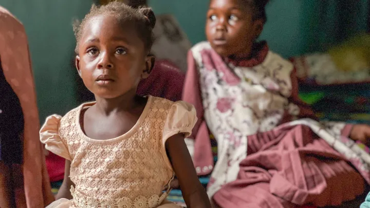 Mädchen, das an einem Kinderschutz-Aufklärungsprogramm in Darfur teilnimmt 