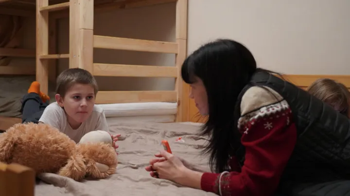 Kinder und Mütter in der Ukraine