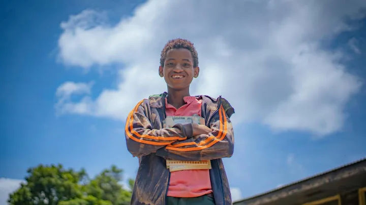 Junge mit Bücherstapel