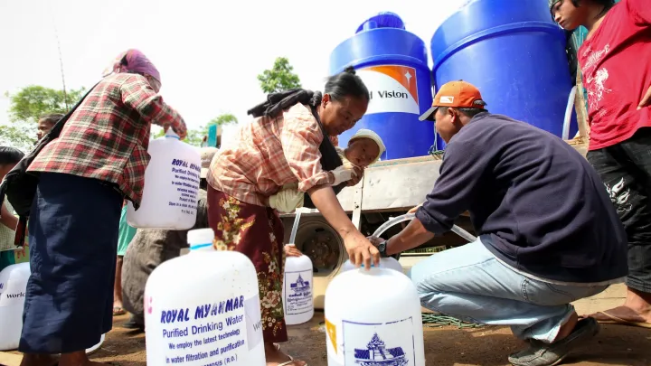Aufbau von Wasser- und Sanitäranlagen wie Brunnen, Wassertanks und Latrinen