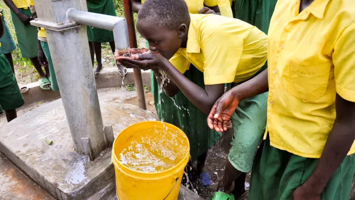 Kinder sauberes Wasser Kolowa Kenia World Vision