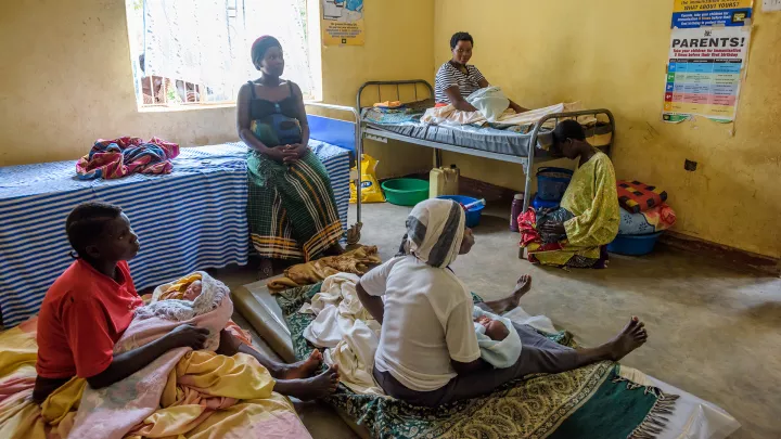 Fünf Frauen im "Erholungsraum" der Klinik