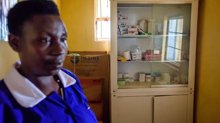 Eine Mitarbeiterin vor dem Medizinschrank der Klinik