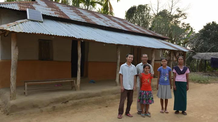 Ehemaliges Patenkind in Indien mit seiner Familie.