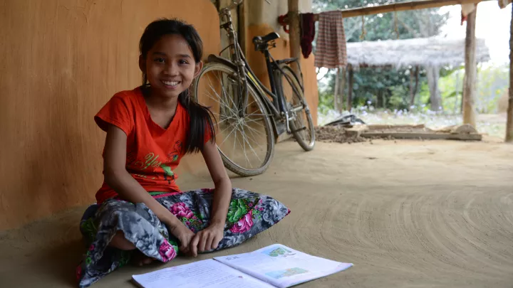 World Vision-Patenkind Lalpienghoi macht Schularbeiten.