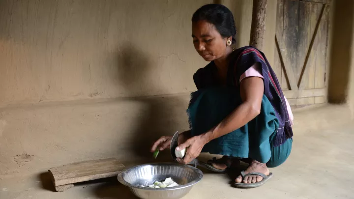 Mutter in Indien bereitet Mahlzeit vor.