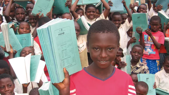 45.000 Lesehefte und andere Lernmaterialien haben wir an die Grundschulen verteilt.