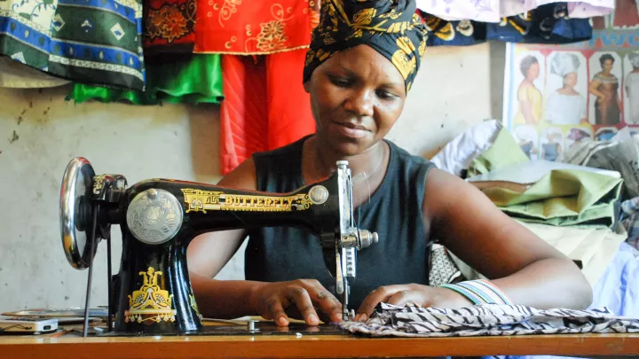 Frau an der Nähmaschine