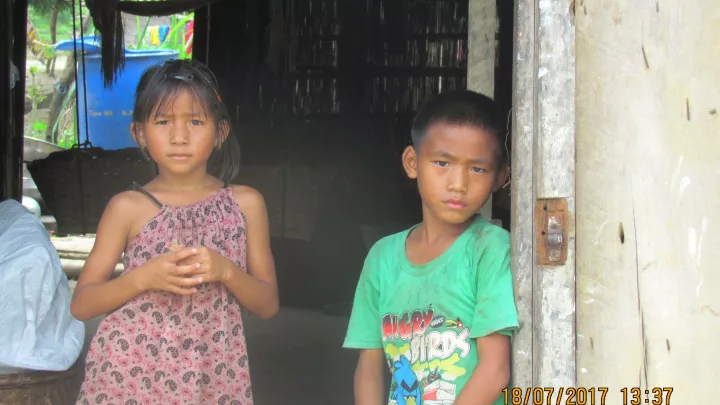 Die Menschen flüchten in Nothilfelager.