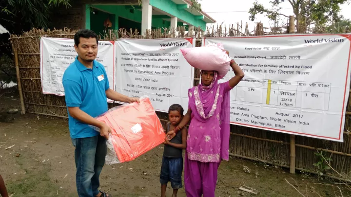 Familien in Indien erhalten nach Flutkatastrophe Hilfspakete durch World Vision