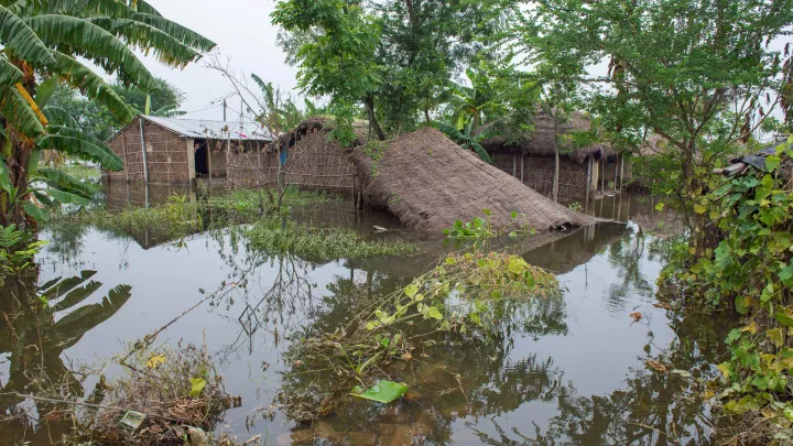Zerstörte Häuser und Felder nach der Flutkatastrophe