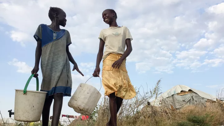 Mädchen beim Wasserholen im Südsudan