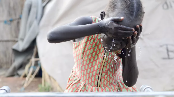 Mädchen am Wasserhahn im Südsudan