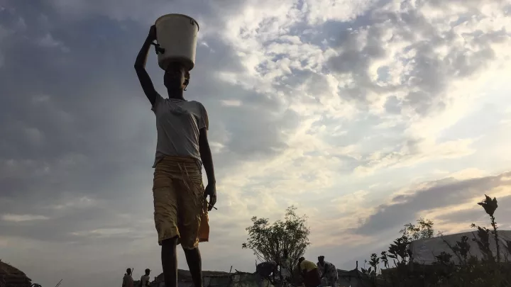 Mädchen beim Wasserholen im Südsudan