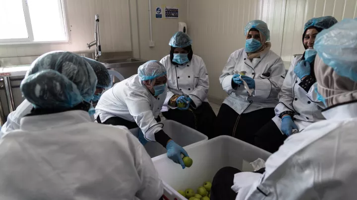 Das Gemüse wird von den Bewohnerinnen des Lagers gewaschen und sortiert