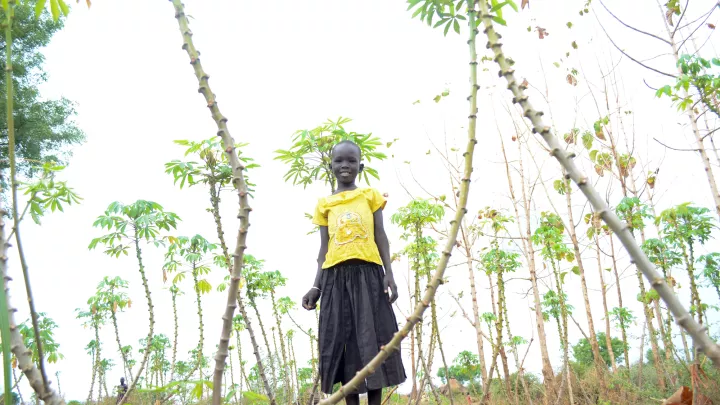 Mädchen aus dem, Südsudan, das von einem Projekt für Ernährungssicherung und Gleichberechtigung profitiert