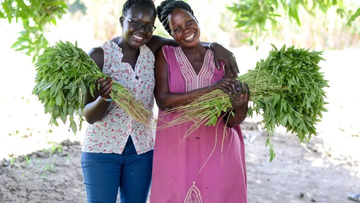 Projektleiterin Sunday Aryemo mit einer von ihr unterstützten Frau 
