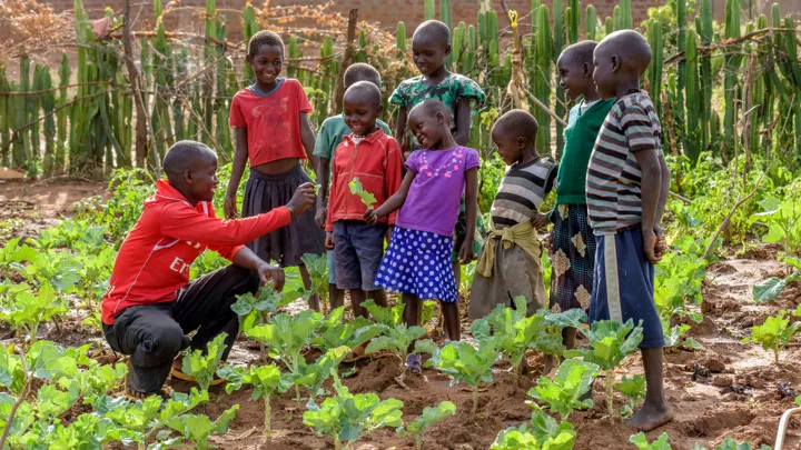 Kamama und ihre Freunde verbringen Zeit in dem Schulgarten