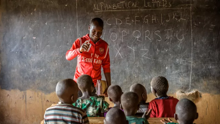 Kamama ist mit ihren Freunden in der Schule