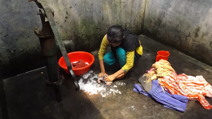 Jesmin wäscht Wäsche