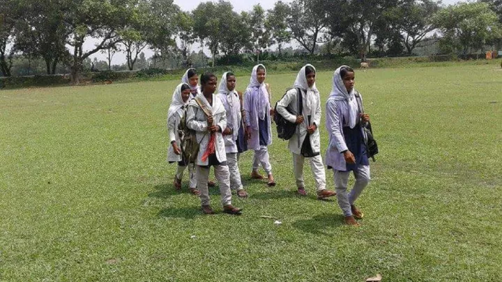 Jesmin mit Freundinnen auf dem Schulweg.