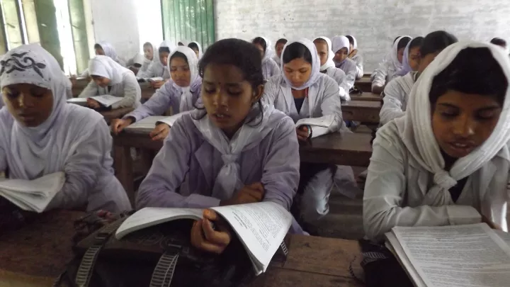 Jesmin im Klassenzimmer