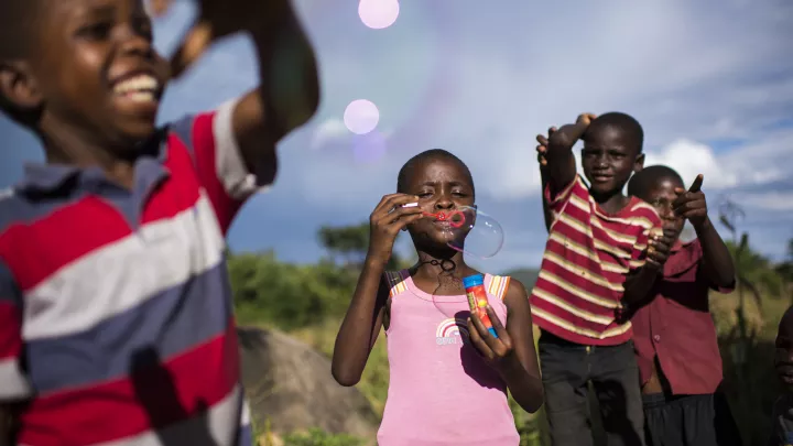 Praise und ihre Freunde haben Spaß an Seifenblasen