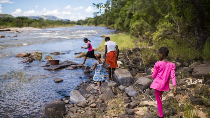 Patenkind Praise mit Mutter auf dem Weg zum Wäsche-Waschen a,m Fluss