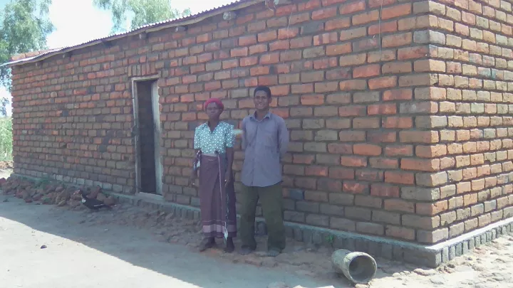 Stephano vor seinem neuen Haus