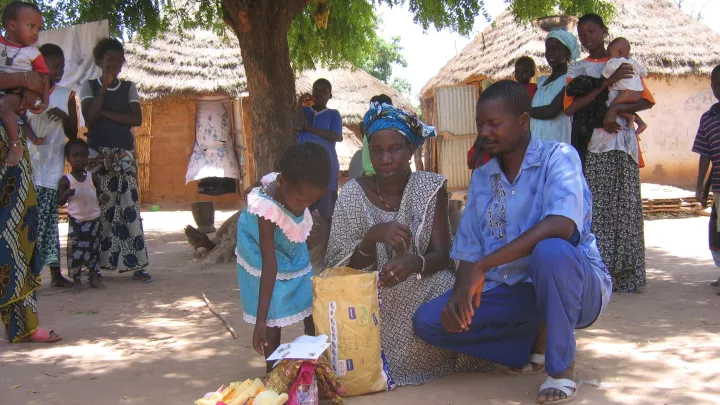 2006: Ein Patenkind packt Patenpost aus