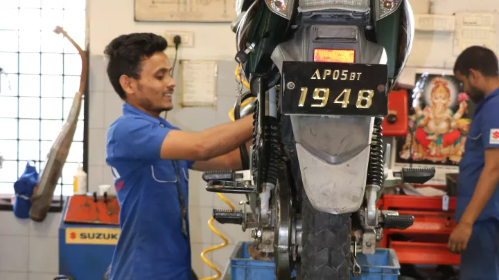 Udaibhaskar arbeitet an einem Motorrad 