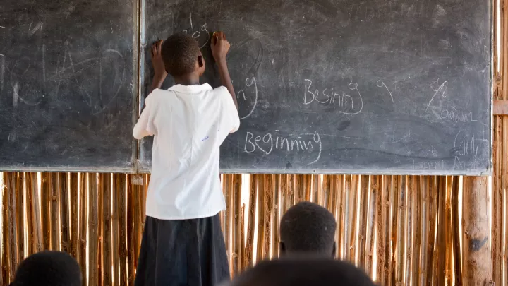 Flüchtlingskind Nyamal kann im Camp zur Schule gehen.