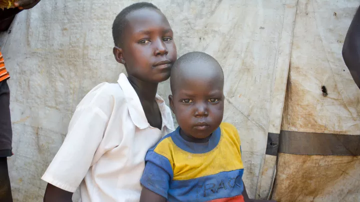Flüchtlingskind Nyamal und ihr kleiner Bruder Pout.