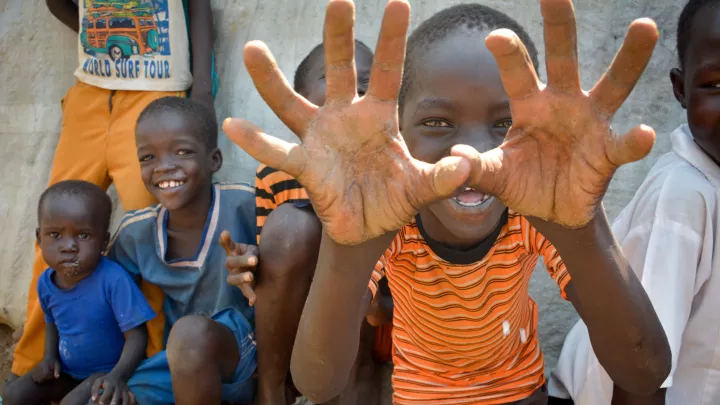 Flüchtlingskind Martel spielt einen Löwen.