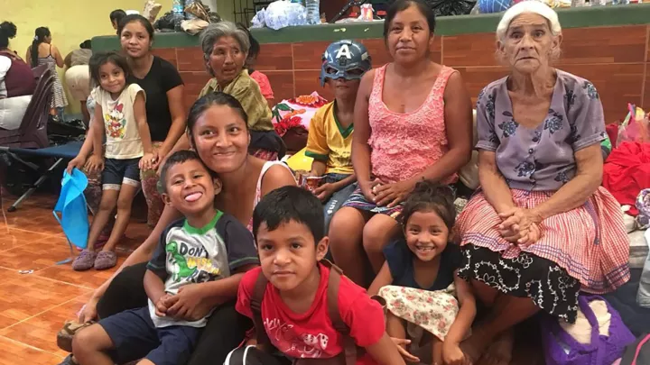 Familie in Notunterkunft in Guatemala.