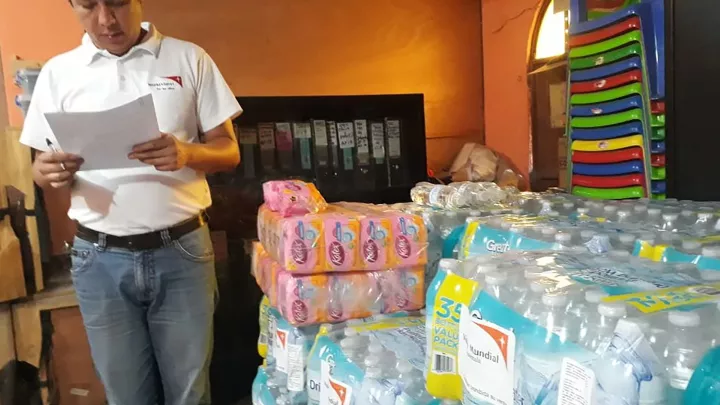 World Vision Mitarbeiter versorgen die Menschen mit Trinkwasser.