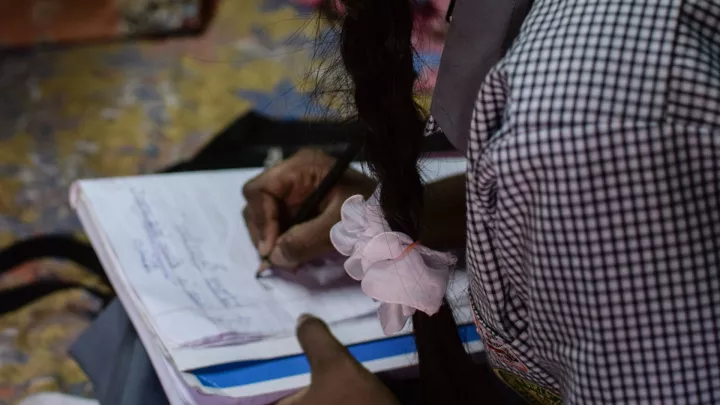 Riya lernt für ihre Prüfungen