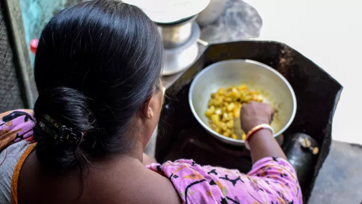 Latika bereitet das Essen für ihre Kinder vor